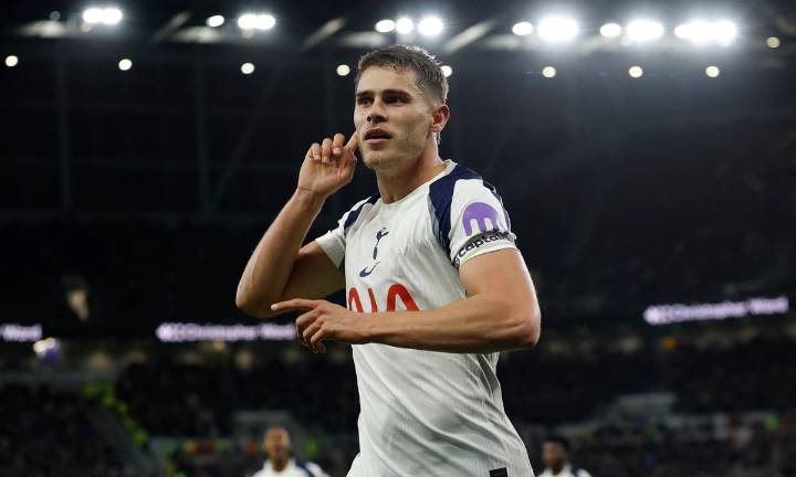 Tottenham player ratings vs Everton: Micky van de Ven dominates as Guglielmo Vicario shines again