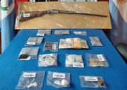 Allanamientos en Zapala: detuvieron a un hombre y secuestraron droga, armas y dinero en efectivo