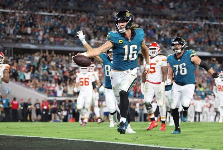 Chiefs-Jaguars: Trevor Lawrence stumbles, scores late TD in Jacksonville's MNF win