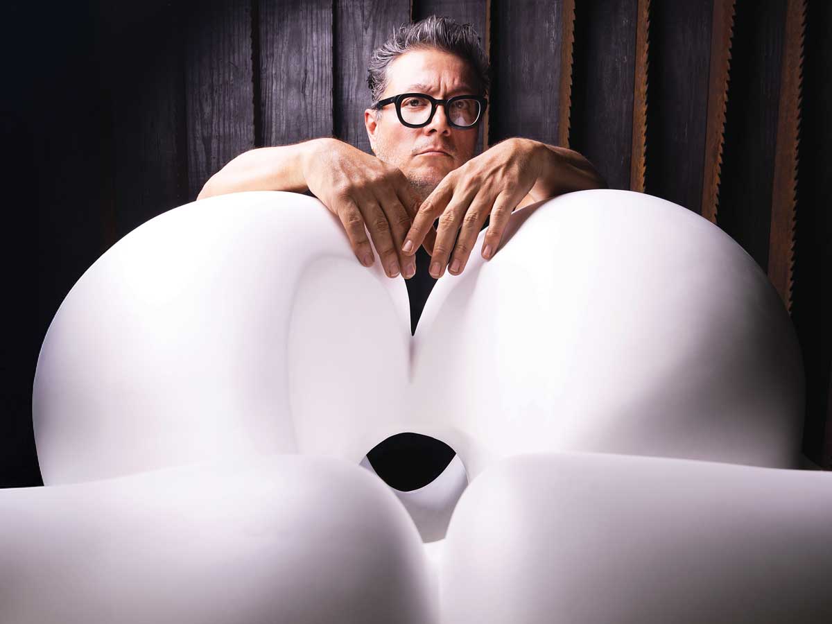 Rivelino explora la fuerza del silencio en Topografía de lo invisible