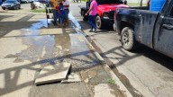 Desborde de cloacas afecta a peatones en la avenida Raúl Leoni