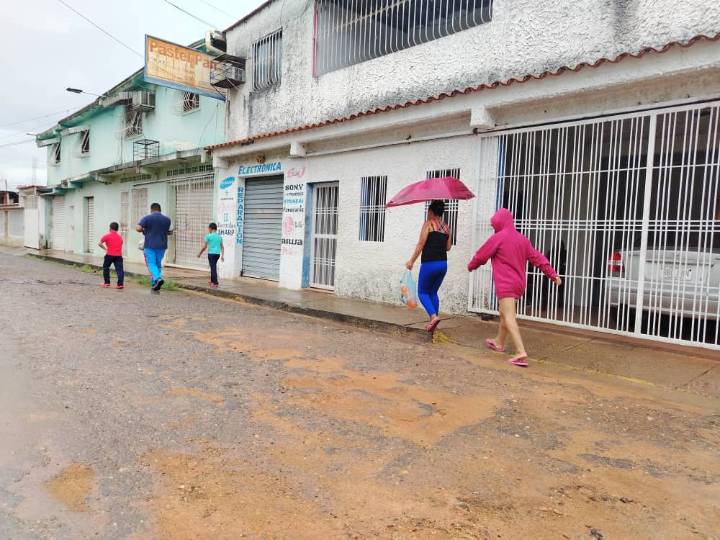 Vecinos de la calle Piar en el sector El Caro claman por asfaltado de las calles