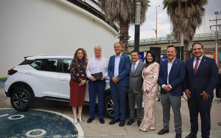 Entregan camionetas a los ganadores del Sorteo “Ya cumplí con el Gigante...