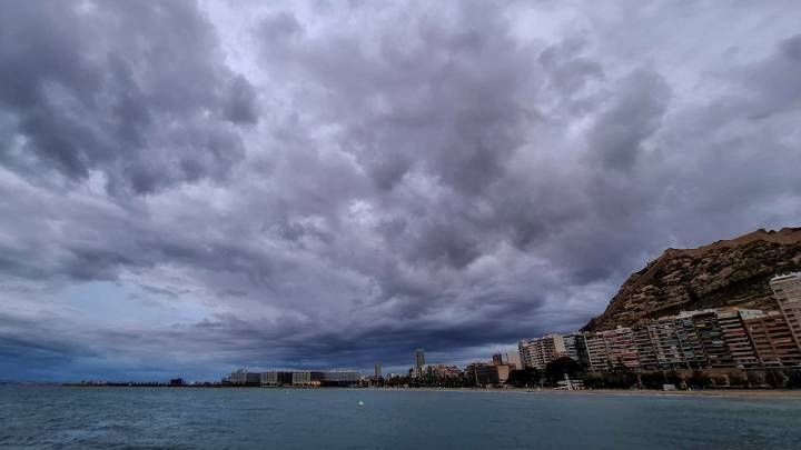 Lluvias fuertes en el suroeste peninsular y una bajada de temperaturas en Andalucía y en el nordeste para este lunes