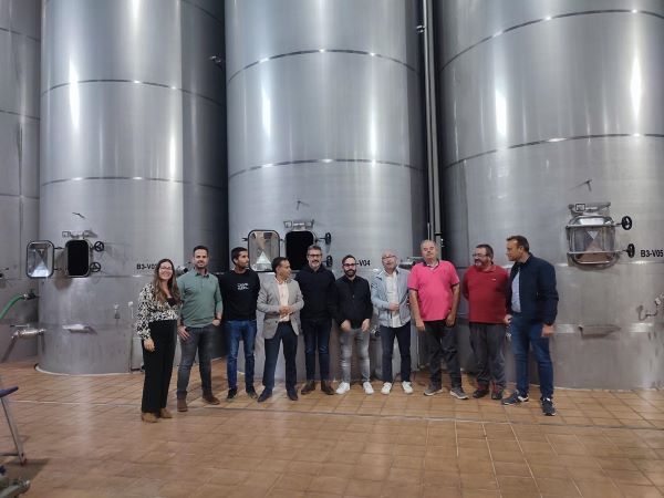 El gobierno regional apoya con 2,82 millones de euros a las empresas vitivinícolas albaceteñas El delegado provincial de Agricultura, Ganadería y Desarrollo Rural, Ramón Sáez, ha visitado la cooperati