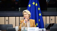 Inaugura presidenta de Comisión Europea altar de muertos de embajada mexicana en Bélgica en Estrasburgo, Francia