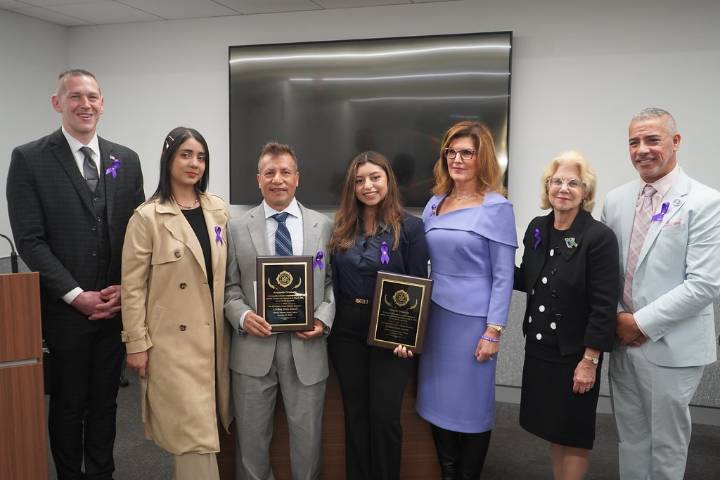 Premian a padre e hija que evitaron feminicidio