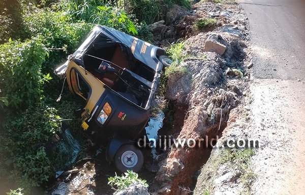 Auto-rickshaw falls into drain at Manipal, driver loses control