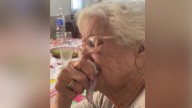 La tierna reacción de una mujer de 98 años al escuchar a un cantante de rap: "Me recuerda a mi marido"