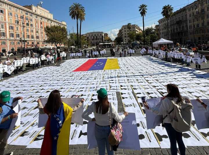 Venezolanos en Roma exigen excarcelación de presos políticos a vísperas de las canonizaciones