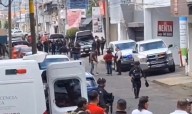 Se enfrentan policías y presuntos delincuentes en el centro de Uruapan