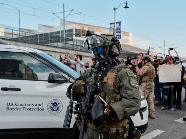 La policía puede arrestar a los agentes federales que violen la ley de California, según Pelosi