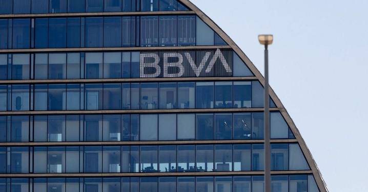 BBVA roza los 8.000 millones de beneficio y capta 8,7 millones de clientes