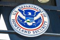 DHS aclara por qué agentes de ICE irrumpieron en un hogar de inmigrantes en Oregon