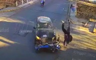 ¡Hay video! Así fue el violento choque en pleno centro que hizo "volar" a un motociclista
