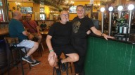 El primer bar en abrir en Paiporta: "La dana nos ha enseñado que la gente buena abunda"