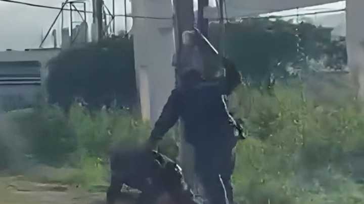 Captan a Policías de Escobedo Golpeando y Somentiendo a Hombre Detenido