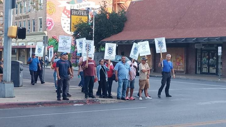 Siguen en huelga trabajadores del El Metro en Laredo; van 2 días con las protestas