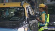Un taxista borracho fue detenido en un control y los oficiales no podían creer lo que llevaba en el baúl