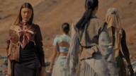 Modelos desfilan en medio de desperdicios en pasarela ecológica en el desierto de Chile