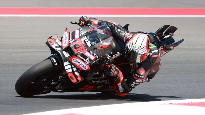 Sprint de Indonesia: Bezzecchi le niega la victoria a Aldeguer y sanción a Marc Márquez