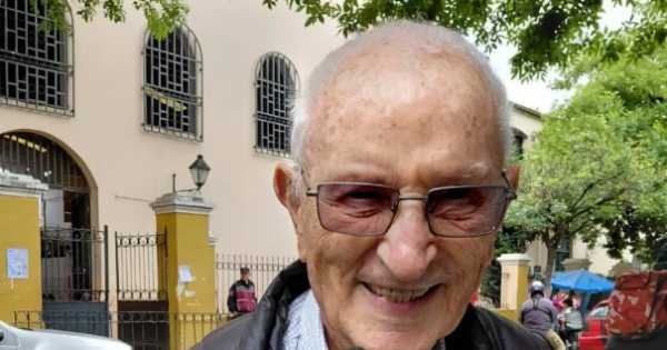Abuelito salteño de 94 años, llegó solo a votar y emocionó a todos