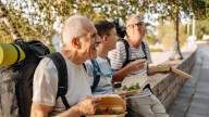 Cinco pasos para planificar un viaje exitoso con un familiar de la tercera edad