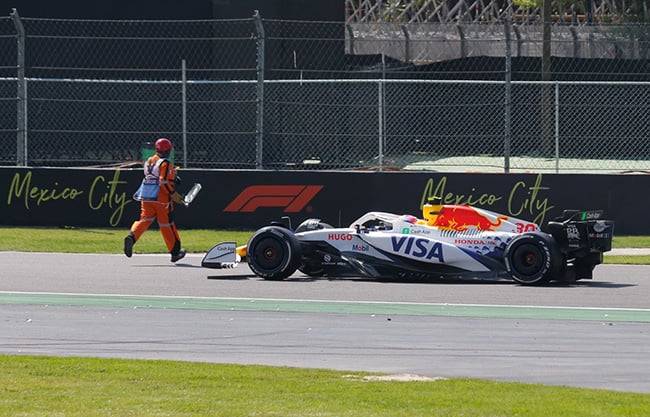 VIDEO: Liam Lawson estuvo cerca de atropellar al comisario de pista