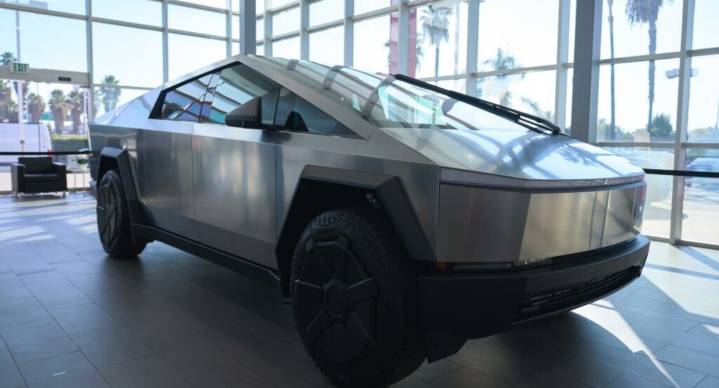 Demandan a Tesla por muerte de dos universitarios; quedaron atrapados en Cybertruck tras choque