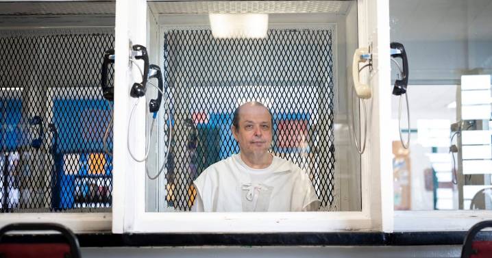 Robert Robertson: Texas court pauses execution in shaken baby case