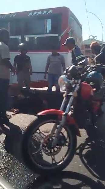 Policía motorizado se estrelló contra una buseta