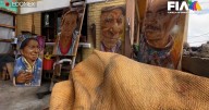 Artista plástico transforma sacos viejos en arte que dignifica a los adultos mayores