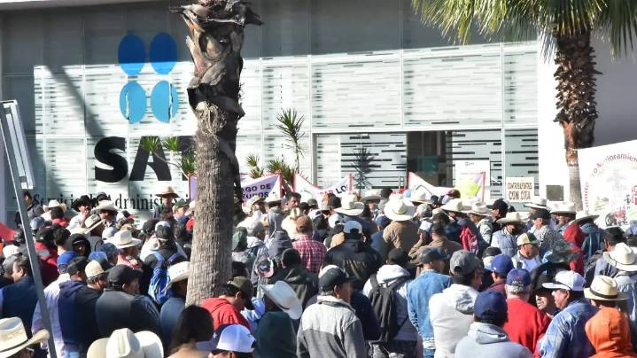 Toman agricultores instalaciones del SAT en Irapuato; exigen atención de Sader