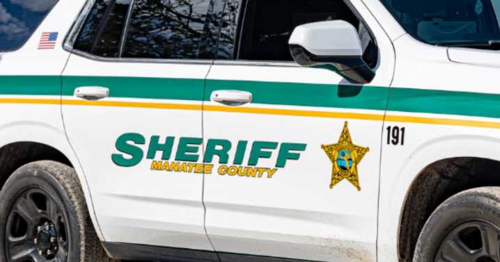 Substitute teacher arrested for lewd and lascivious conduct with a student: Manatee deputies