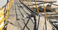 Camión de basura choca con puente y causa daños