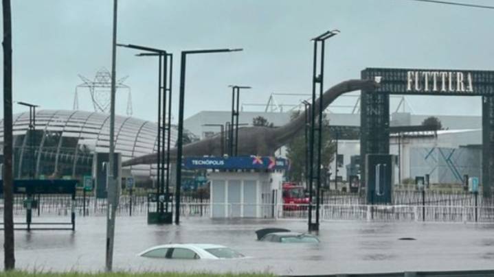Los videos más impactantes de la inundación en Avenida General Paz: autos flotando y caos