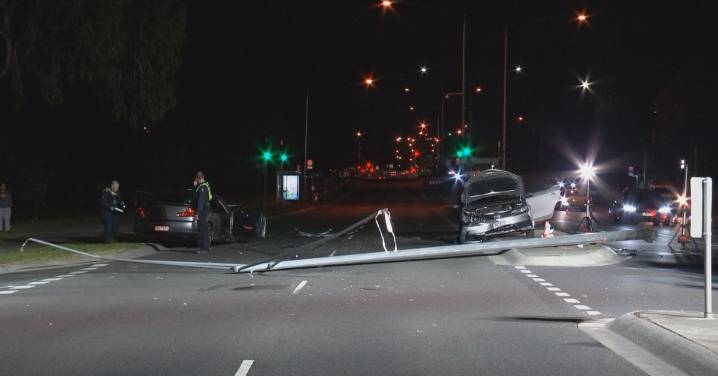 Wantirna South crash: Young girl dies following crash that left parents and four