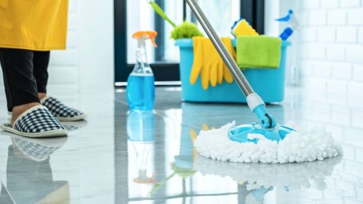 La cera está carísima: mirá cómo podés dejar tus pisos impecables con este truco casero en minutos