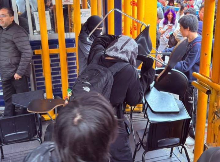 Encapuchados irrumpen en Prepa 8 de la UNAM: lo que se sabe de la toma de instalaciones