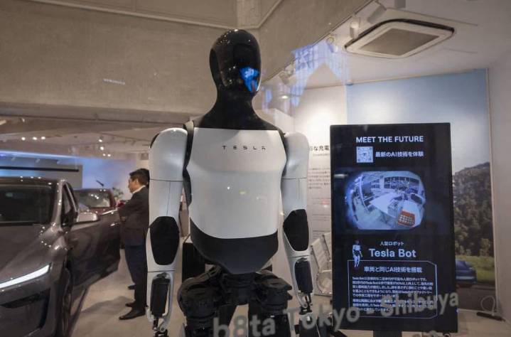 Elon Musk dice que el robot Optimus y la conducción autónoma de Tesla acabarán con la pobreza