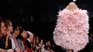 Césped sintético en lugar de plumas de aves: la propuesta de Stella McCartney en París
