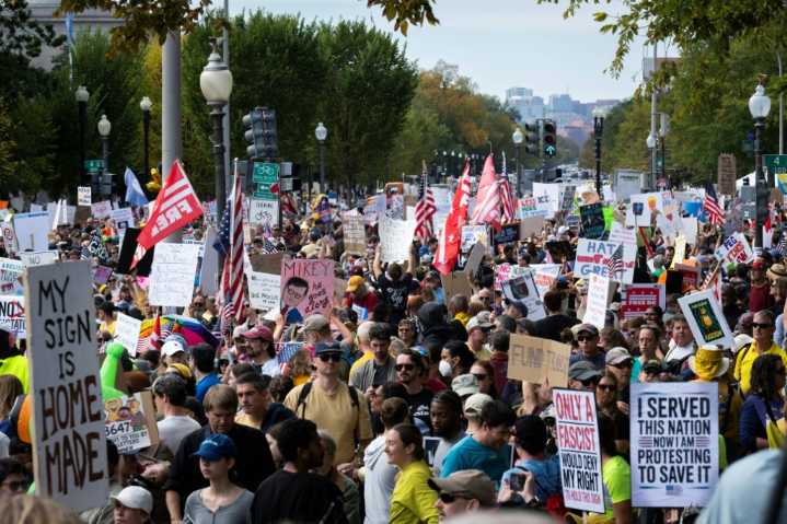 «No a los reyes», el lema de las masivas protestas contra Trump