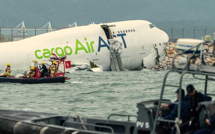 Hong Kong: Dos muertos tras accidente de avión de carga que salió de la pista y cayó al mar