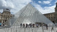 El Museo del Louvre reabre sus puertas tres días después del robo de joyas valoradas en 88 millones