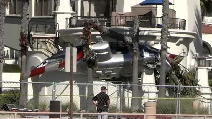 Helicóptero pierde el control y se estrella en una playa concurrida de EEUU (+Videos)