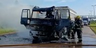 Un camión se prendió fuego en la Ruta 6 y el chofer saltó con el vehículo en movimiento