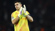 El ‘Dibu’ Martínez hizo dos paradas en menos de 40 segundos y enmudeció al público del club local contra el que se enfrentó su equipo en Inglaterra