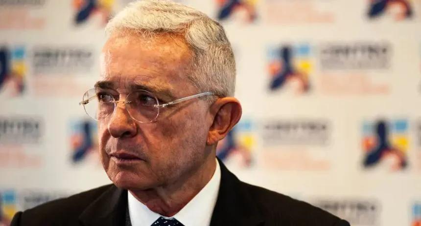 Tribunal en Colombia absolvió a Álvaro Uribe por el delito de «soborno»