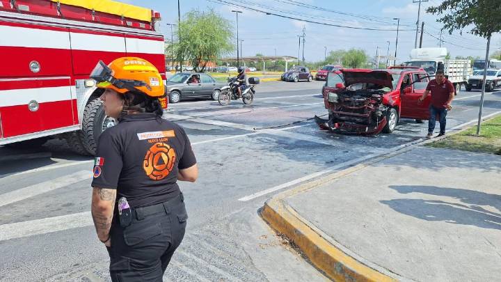 Camioneta se incendia tras choque en Escobedo, Nuevo León; fuego moviliza a cuerpo de rescate