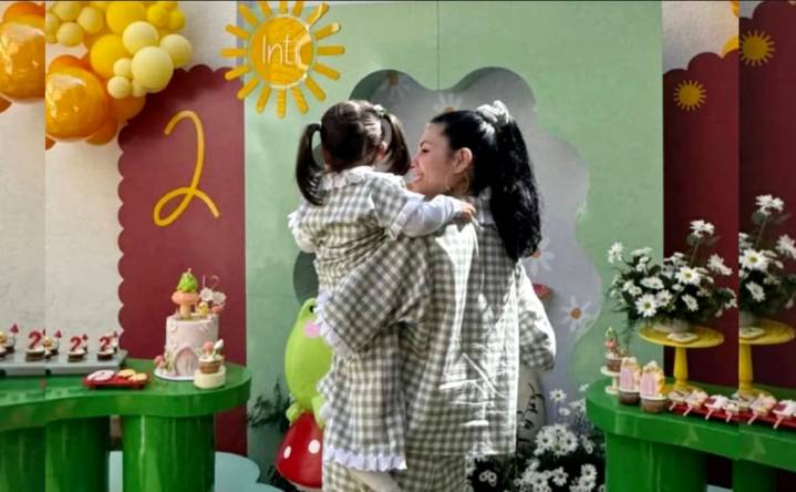 La mamá de Cazzu e Inti están con los papás de Nodal… ¡y él está que arde!
